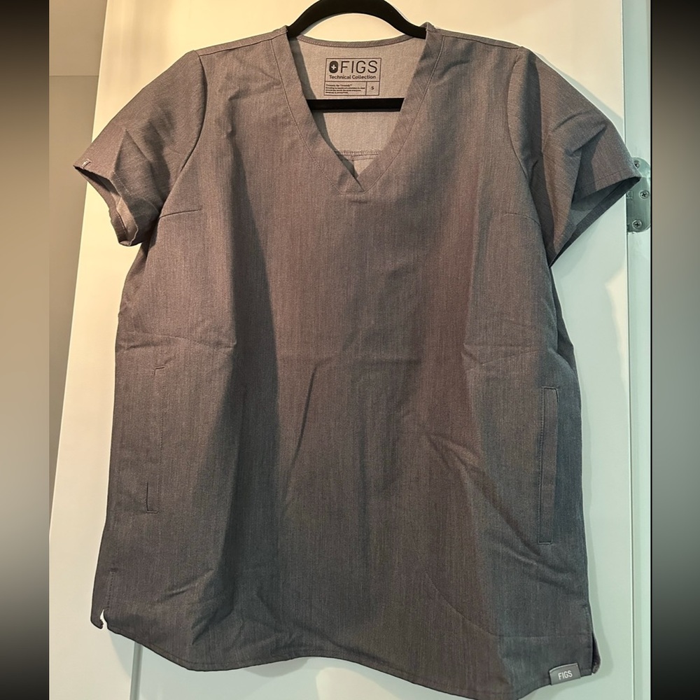 FIGS Women’s V-Neck Scrub Top. Size Small - Maternity. Color - Graphite.